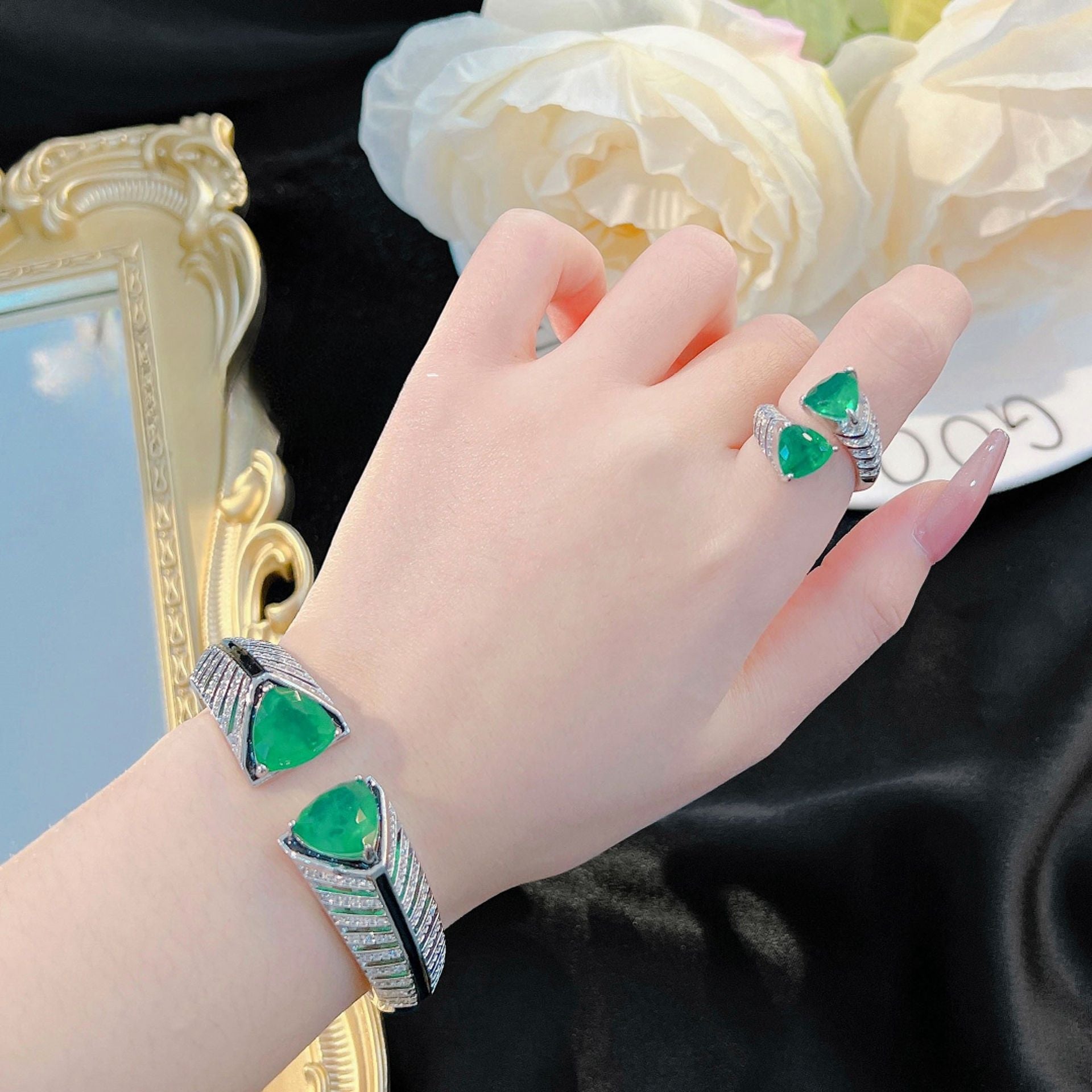 Women's Colombian Muzo green crackled emerald open ring with cotton pattern, luxury bracelet