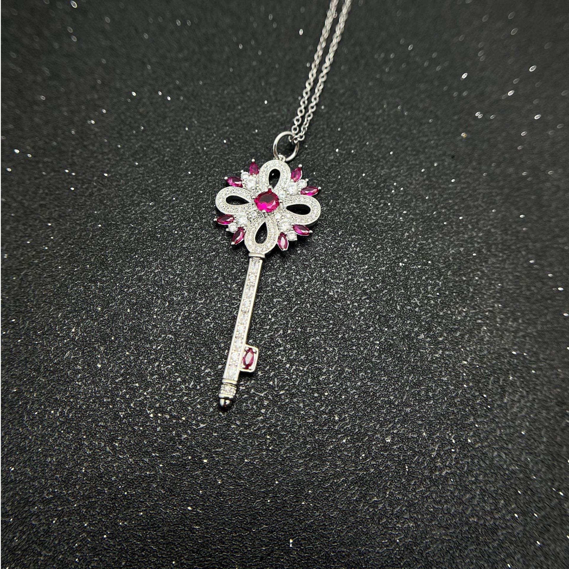 Rose gold and silver key Victoria full diamond necklace for women, zircon, understated luxury, niche, high-end style.