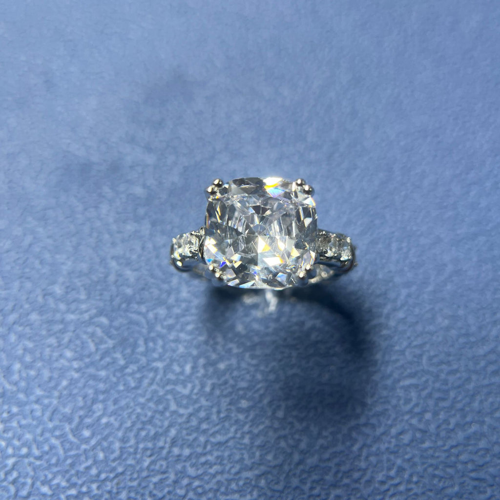 Pink diamond ring, simple cross-shaped ring, four-prong square diamond ring for women, simple and stylish.